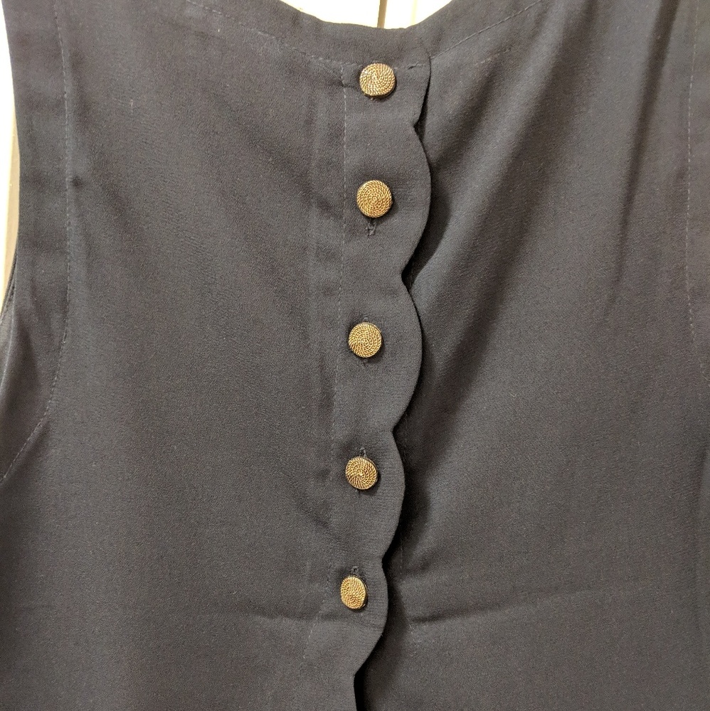 EUC Tobi - Scallop Top W/ Cool Back - Picture 4 of 7